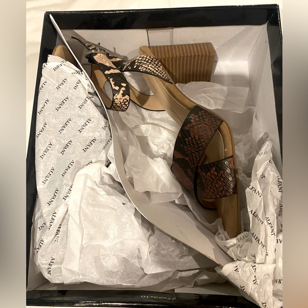 ALFANI Irinna Snake print Sandals size 7.5M